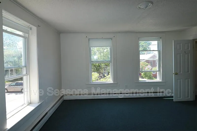 6 bed, 2.0 bath, 2200 sqft, $6,000 — Photo 4