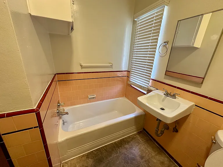 1623 Hillhurst Ave — Photo 2