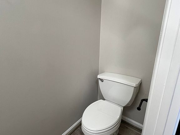 5th image of 10 Village West Ct