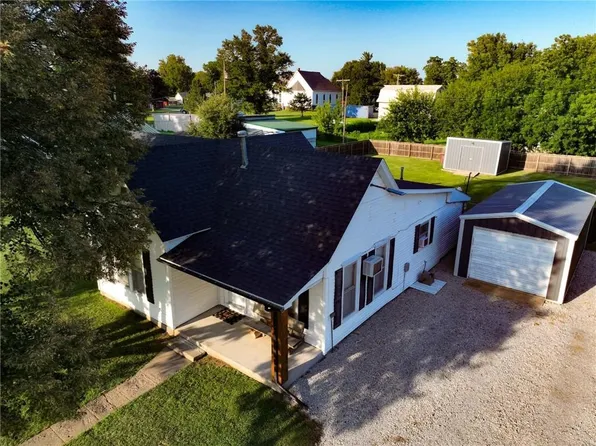 312 S Sycamore St, Fairview, KS 66425