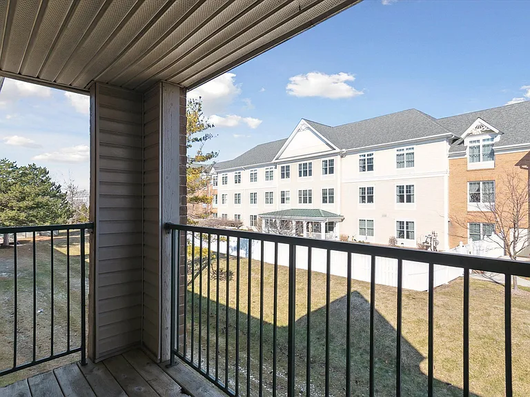 Two Bedroom (Renovated) - 2 Bed / 2 Bath - 897 Sq.Ft.