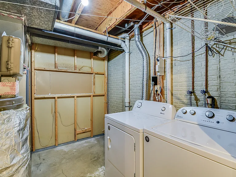 1806 Glendale Ln — Photo 31