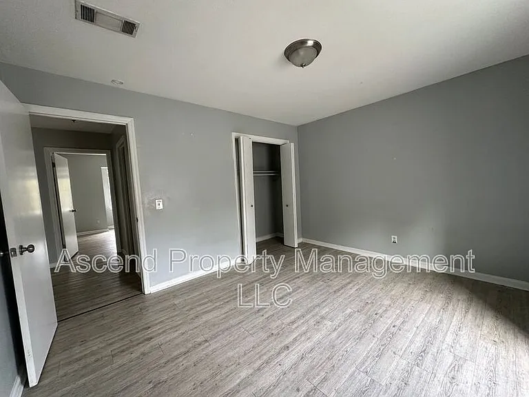 2410 Lyndon Ave #8 — Photo 12