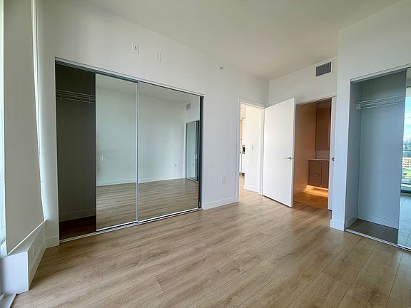 5th image of 567 Clarke Rd #810