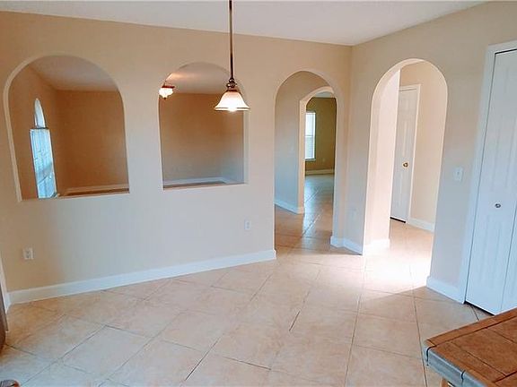 5th image of 409 Magpie Ct