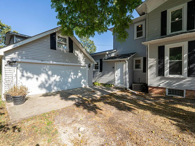 150 N Oak St — Photo 5