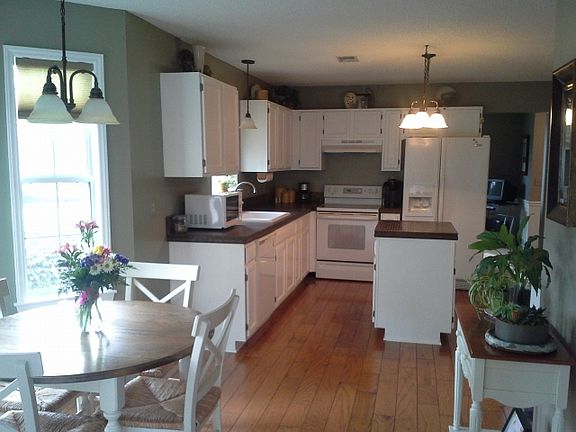 Open Eat-In Kitchen