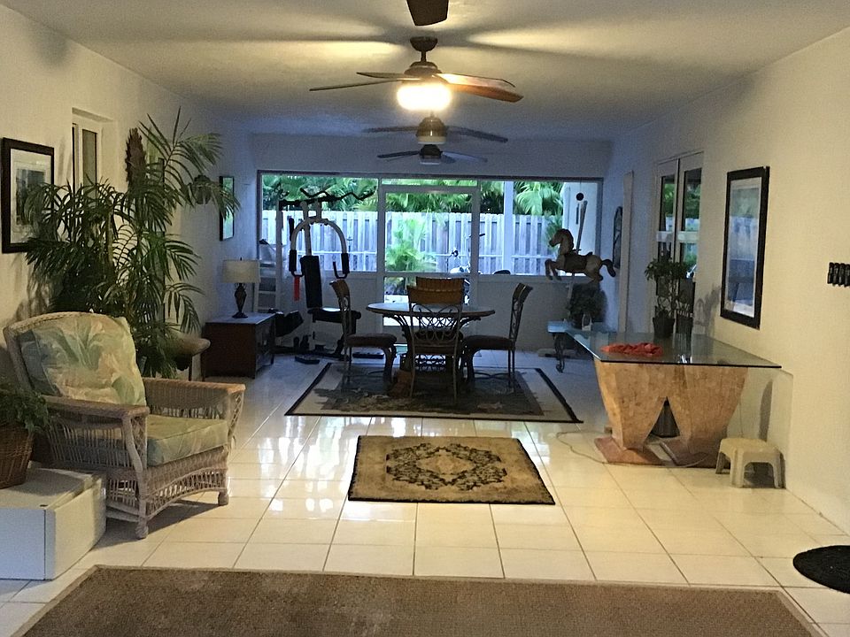 Private breezeway with entrance into living room.