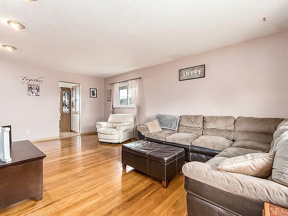 4th image of 2643 Queensway Dr