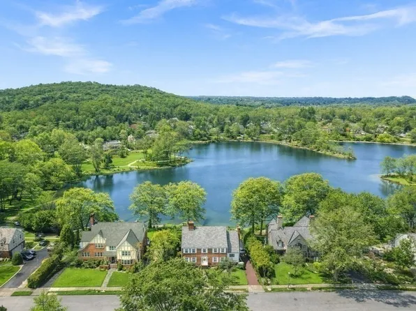 10 Dartmouth St, Winchester, MA 01890