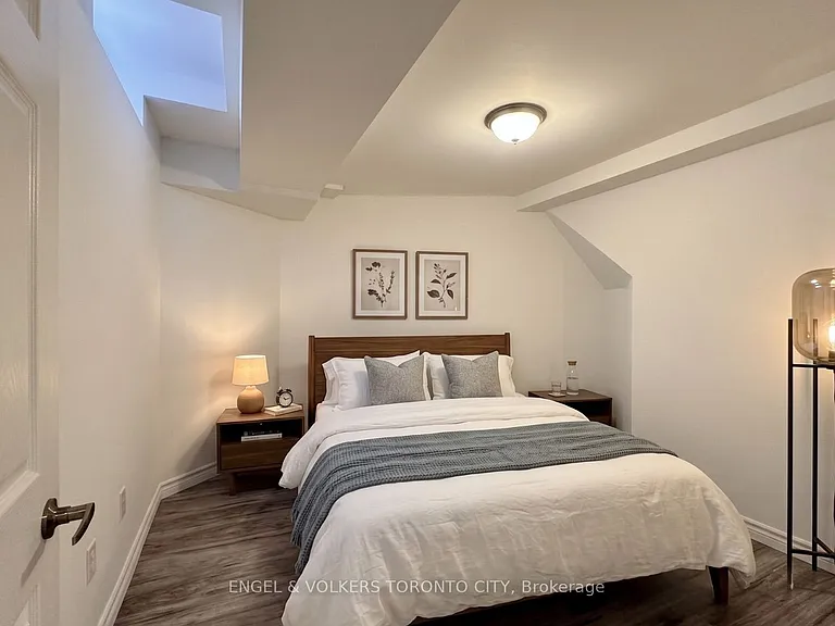 2052 Oak Bliss Cres — Photo 23