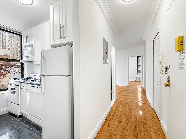 310 E 19th St #13 — Photo 10