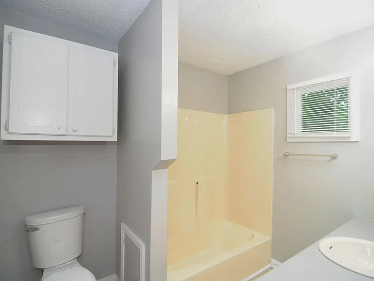 2425 Tuxedo Dr NW — Photo 2