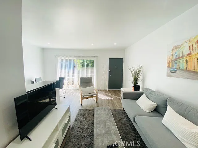11422 Iowa Ave #10 — Photo 4