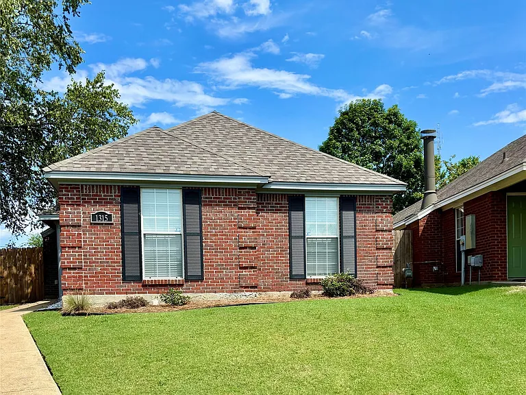 1315 Cameron Ct — Photo 1