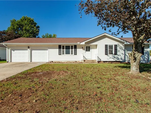 1908 Cedar St, Higginsville, MO 64037