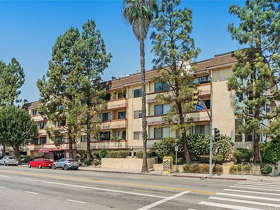3rd image of 14115 Moorpark St APT 305
