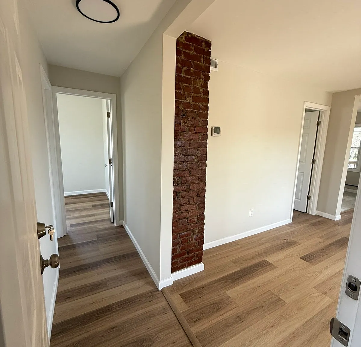 3 bed, 1000 sqft, $3,200 — Photo 2