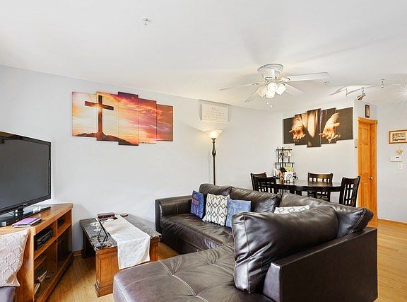 Open floor plan! Ceiling fan and light!