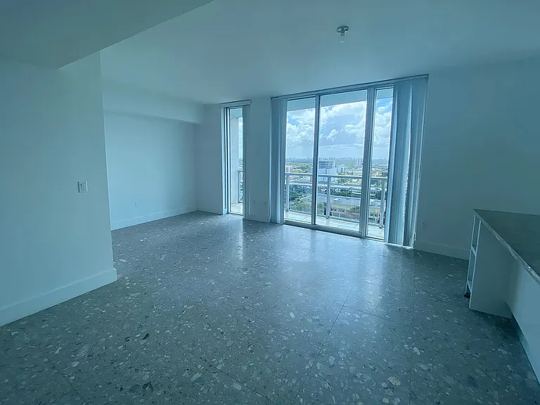 185 SW 7th St #1500 — Photo 4