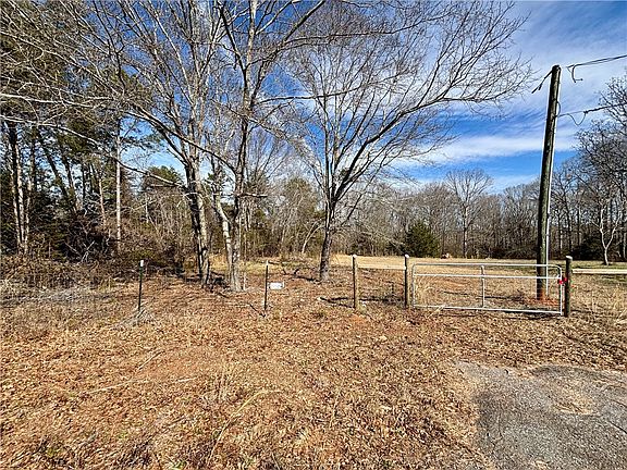 2nd image of 902 Latimer Rd