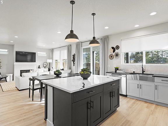 4th image of 2221 Ash St #79