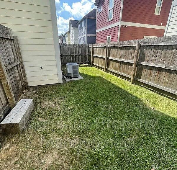 102 Hargrave Dr — Photo 16