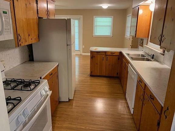 3rd image of 1613 Dudley Ln