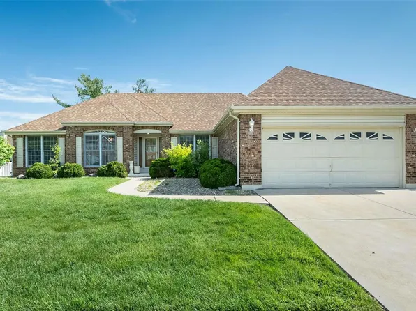3916 Triple Crown Dr, Florissant, MO 63034