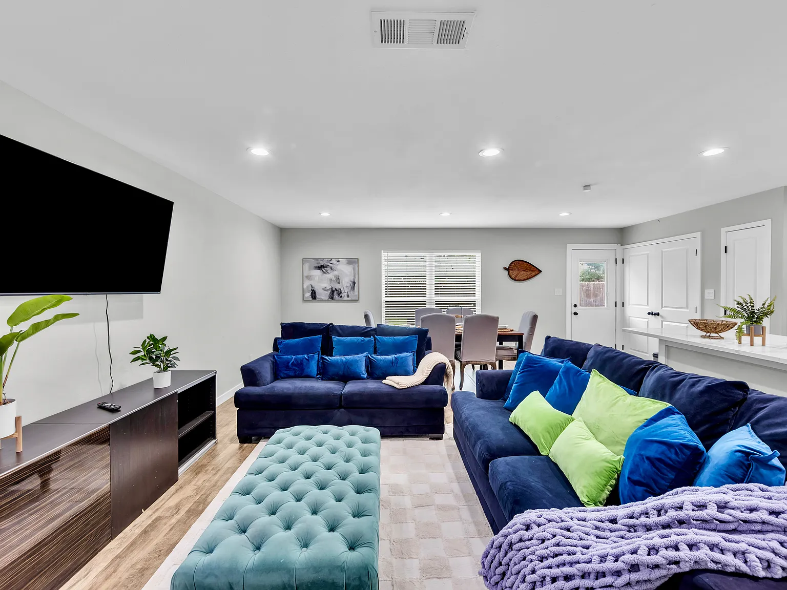 3 bed, 1345 sqft, $5,200 — Photo 3