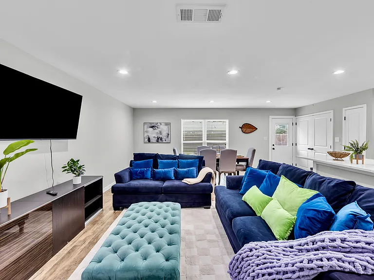1005 Cambridge Dr — Photo 3