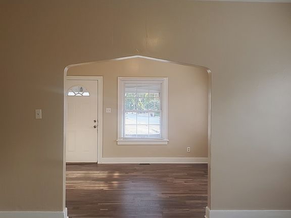 4th image of 1610 Columbia Ave