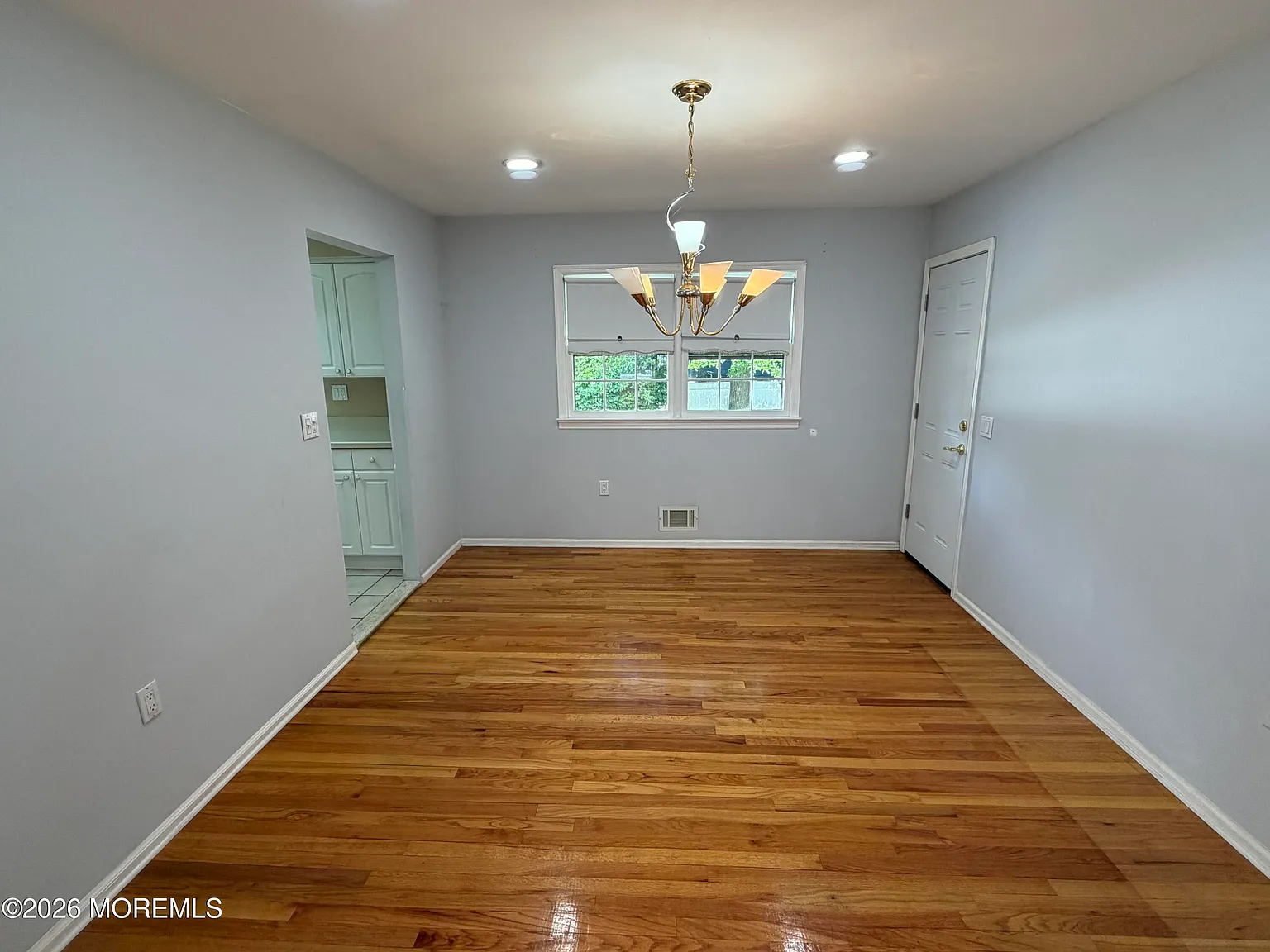 3 bed, 1.5 bath, 1400 sqft, $4,200 — Photo 4