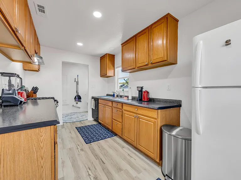 916 Poplar Ave — Photo 32