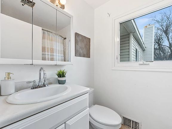 5th image of 482 E Burton Ave #1