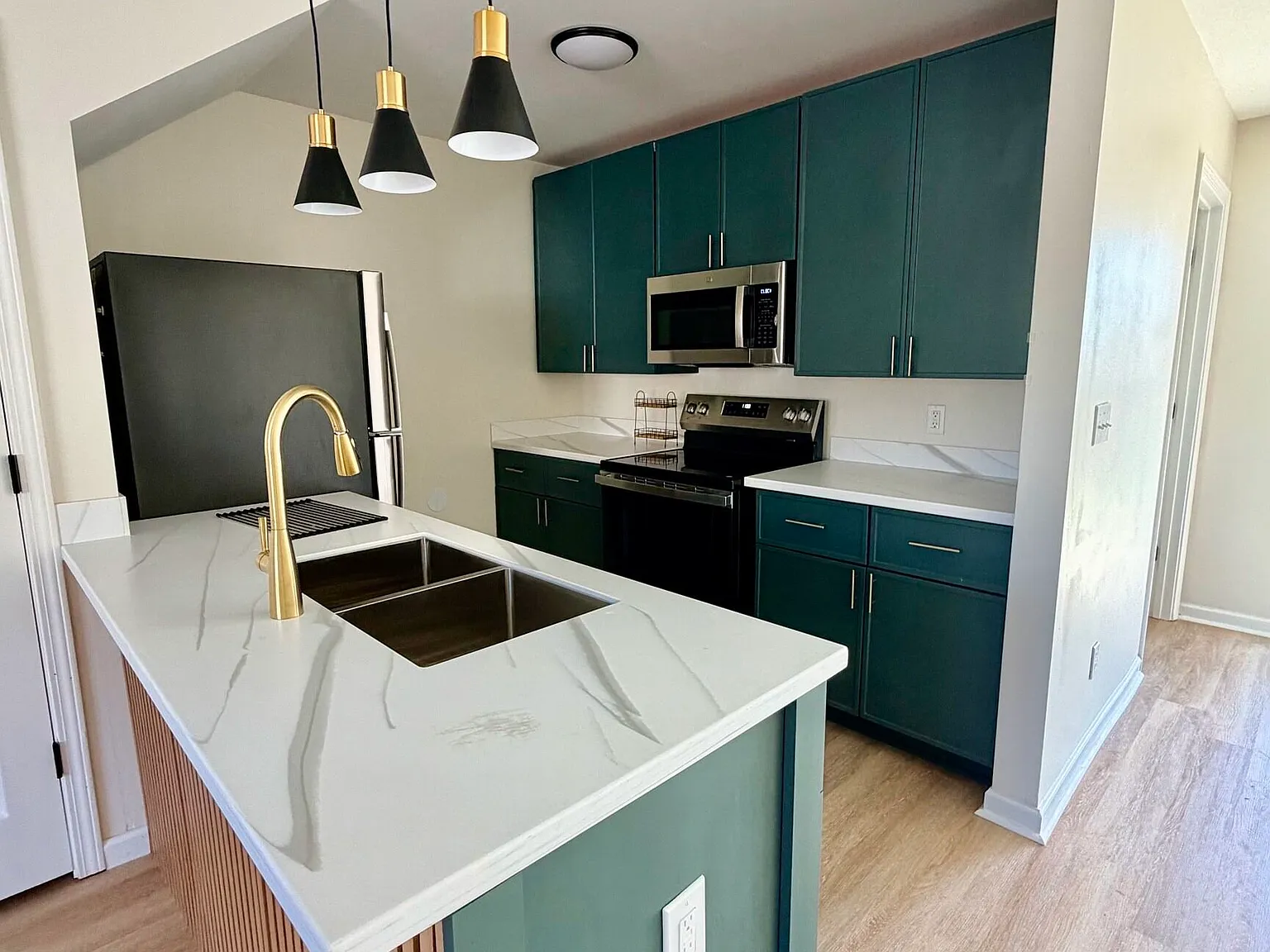 2 bed, 1.5 bath, 1005 sqft, $1,495 — Photo 1