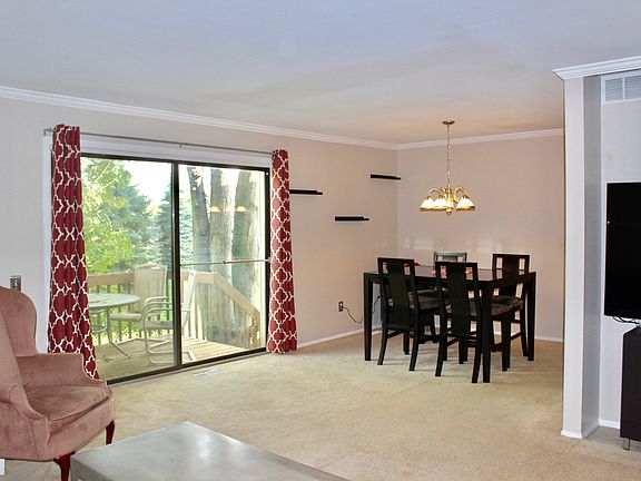 Spacious living/dining 