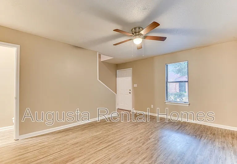 137 Chalet North Ct — Photo 6