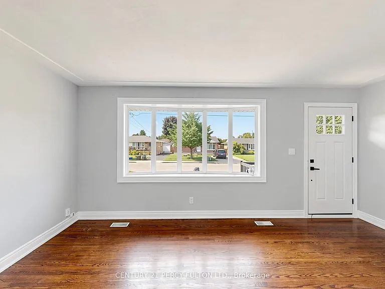 25 Kenwood Cres — Photo 5