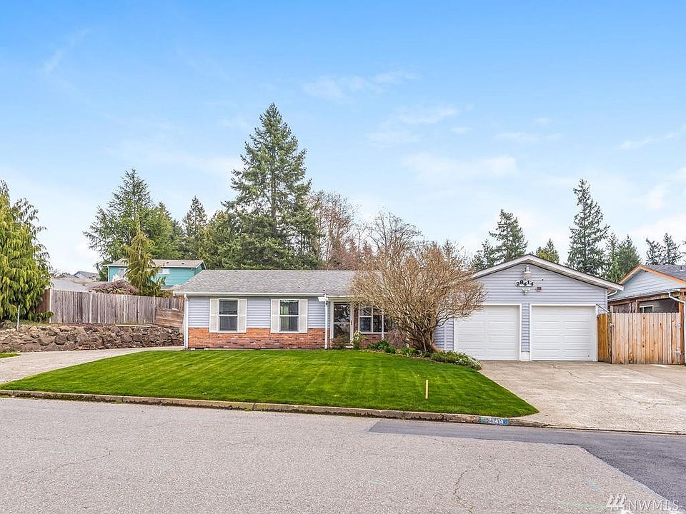 Beautifully Landscaped in Great Location Close to I5 & 167 Access - RV Parking!