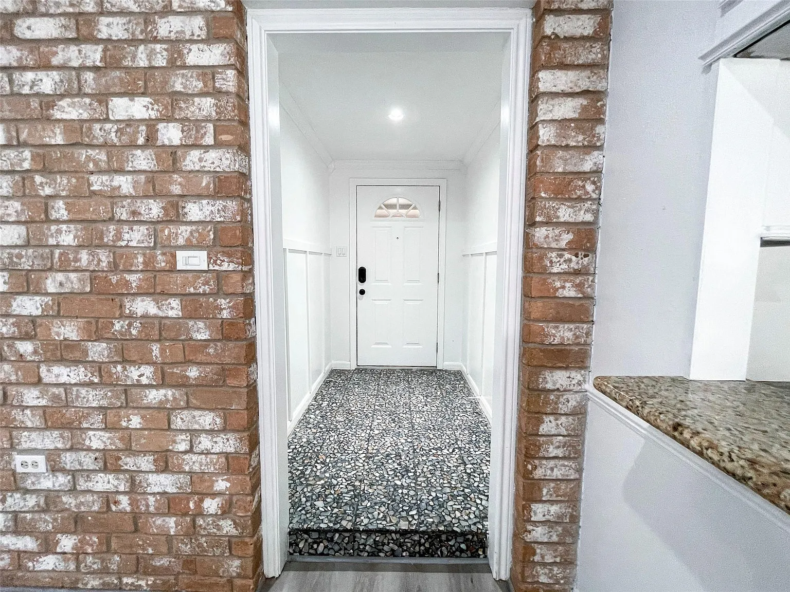 4 bed, 2.0 bath, 1826 sqft, $2,600 — Photo 4