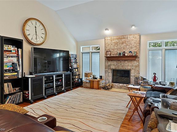 5th image of 372 W Kilbridge Dr