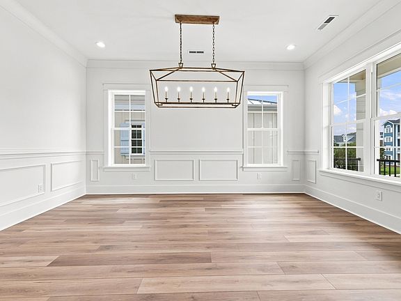 5th image of 401 Saint Julian Ln.