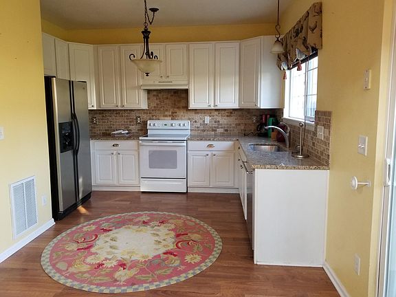 Attractive gourmet kitchen