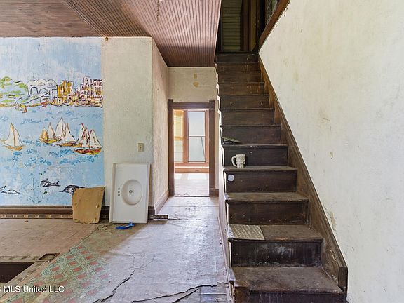 33rd image of 530 Buschman St