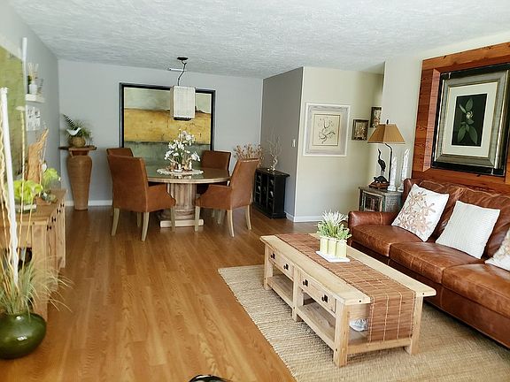 Living Room / Dining