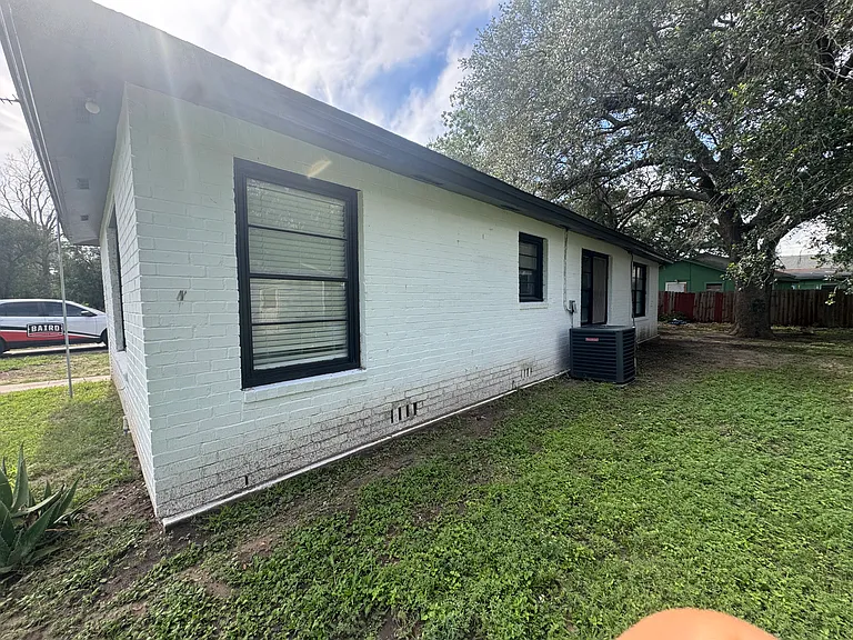 809 Loma St — Photo 3
