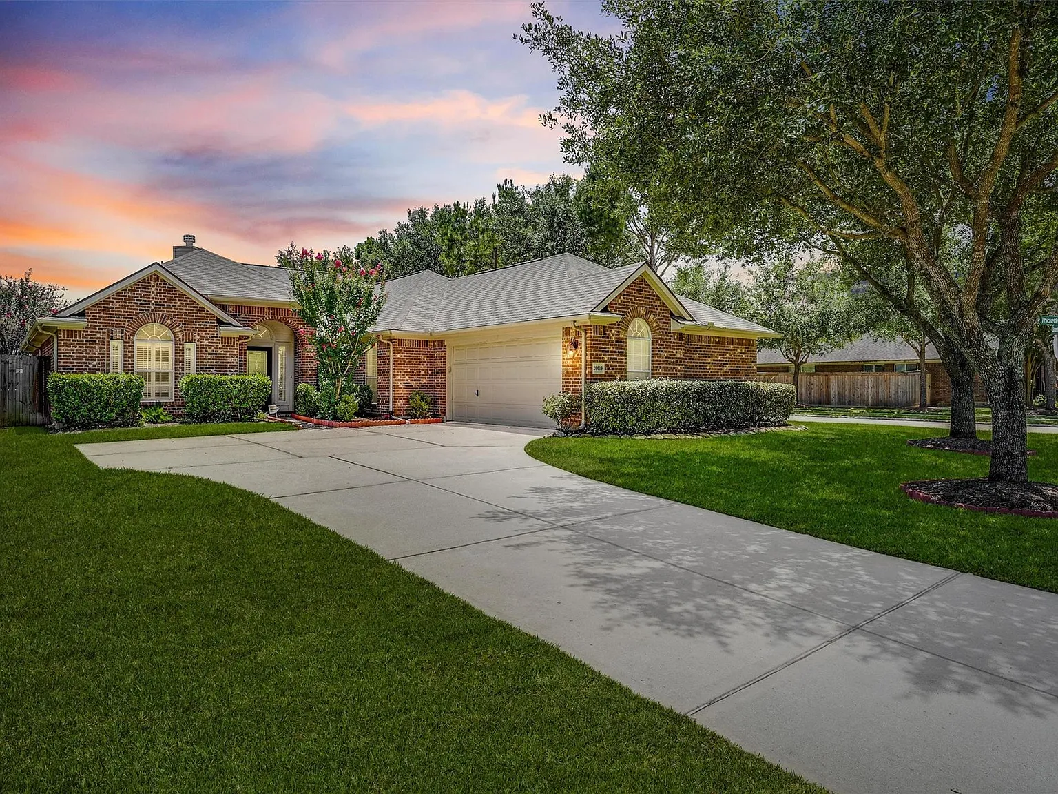 3 bed, 2.0 bath, 2304 sqft, $2,650 — Photo 4