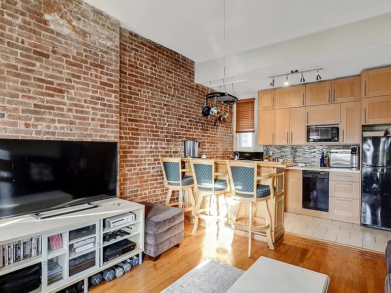 832 Washington St #6 — Photo 7