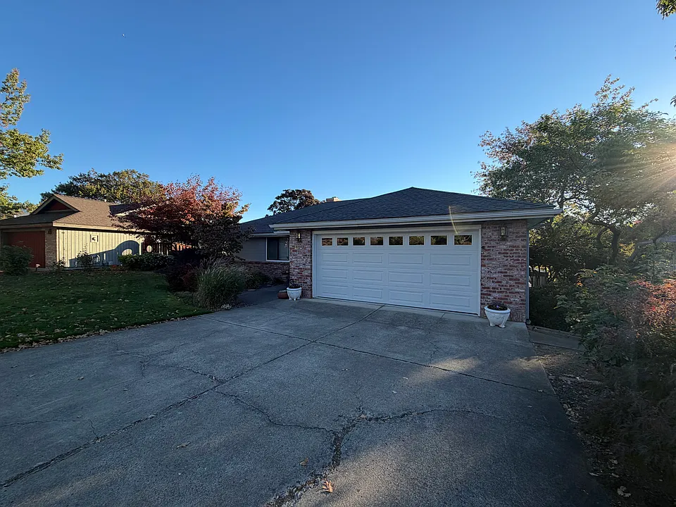 1010 Oak Knoll Dr